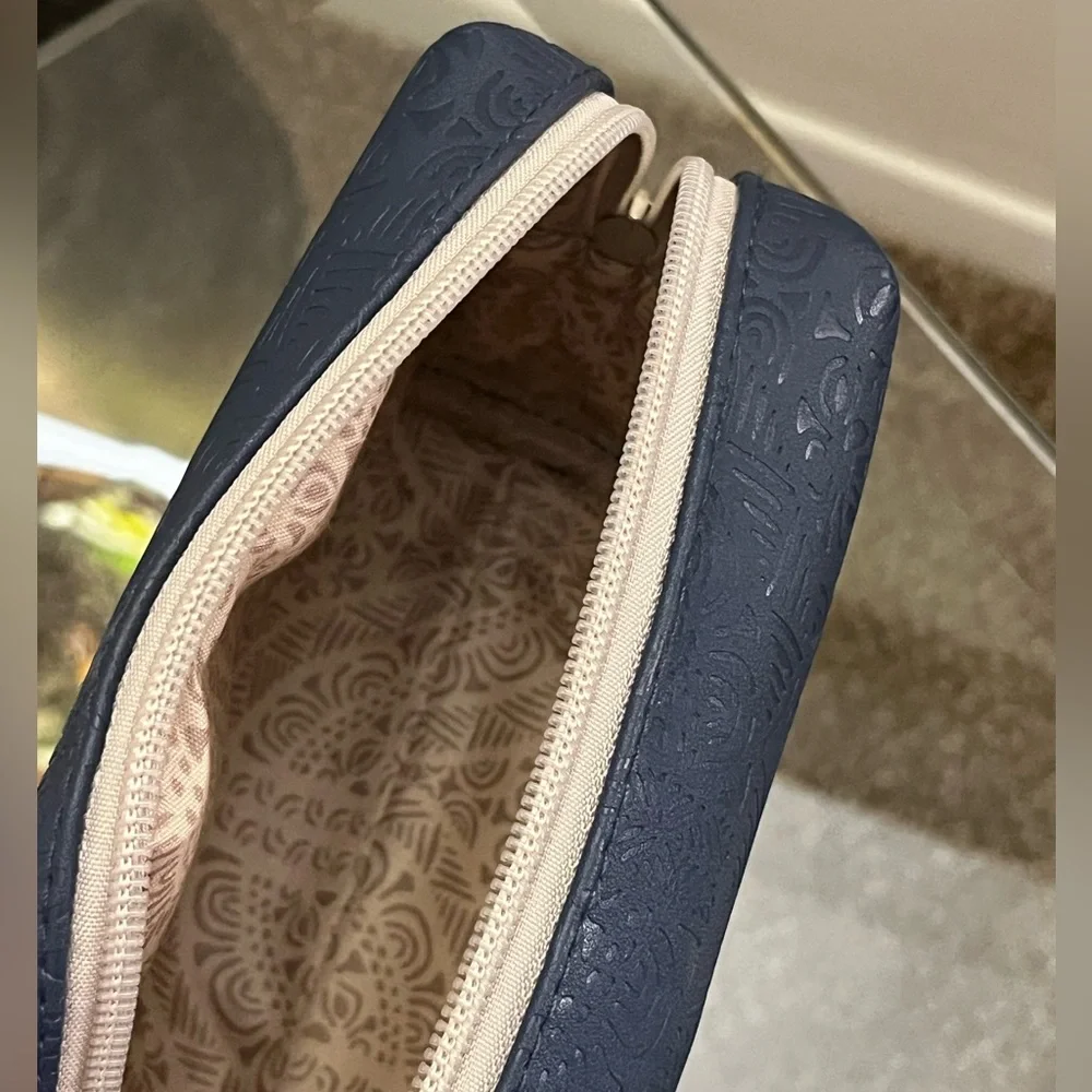 Air Tahiti Nui Business Class Amenity Kit Pouch (3) Blue And Beige